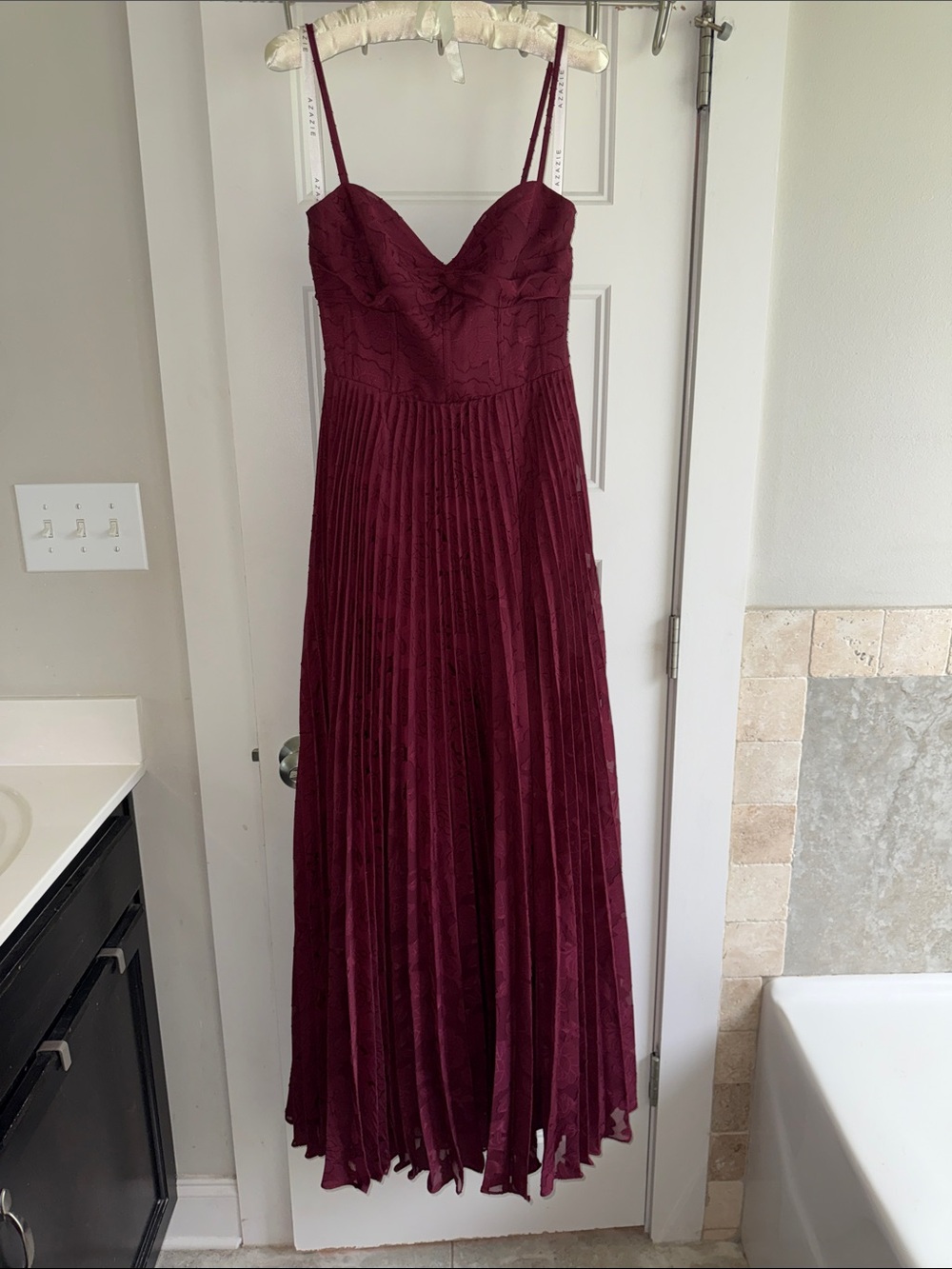 Azazie Akiko
Burgundy A-Line Sweetheart Neckline Floral Burnout Dress